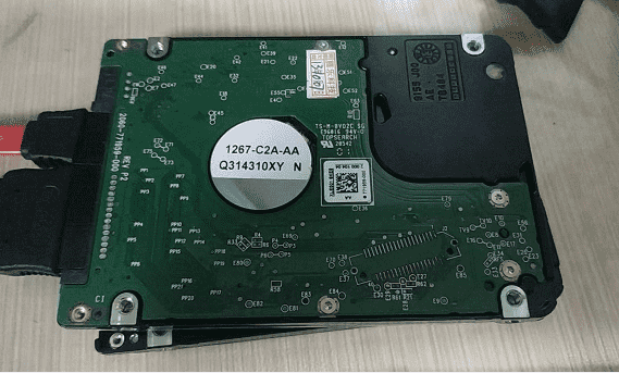 500G西数硬盘无法识别磁头损坏怎么恢复？来自合肥本地的陈先生，根据其反应自己的电脑连接上硬盘却无法正常开机，硬盘接到其他电脑上也是无法识别，因为有很多重要数据，所以直接来到我们爱特数据恢复中心处理。