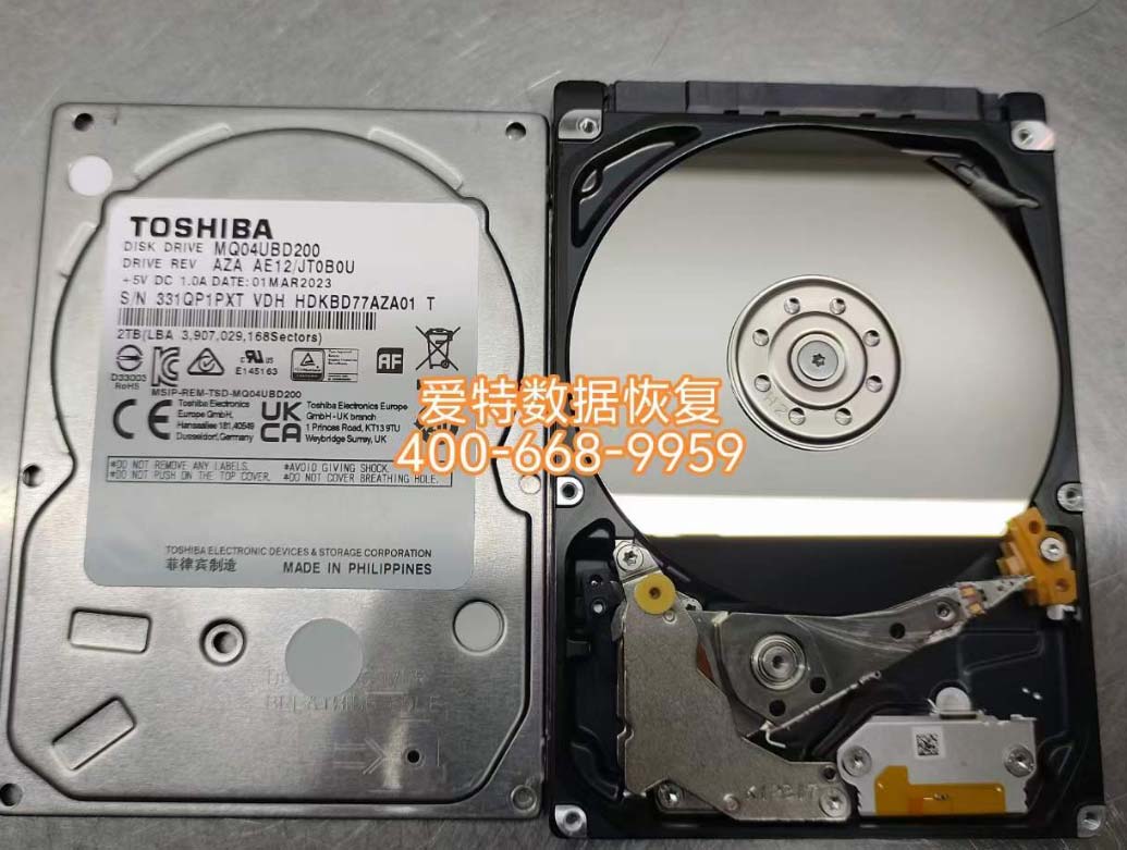 户的东芝 2TB 移动硬盘在连接电脑时出现不识别的情况，且检测到硬盘通电时伴有咔呲咔呲的异响声